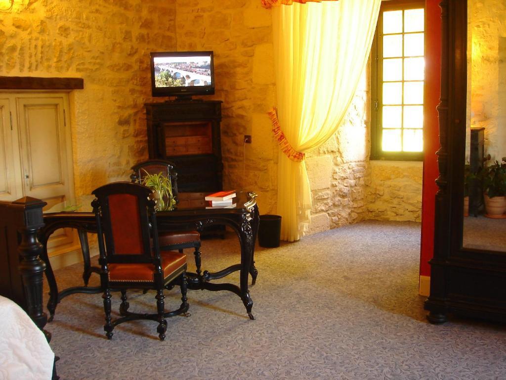Chateau La Fleunie - Hotel Et Restaurant Condat-sur-Vezere Room photo