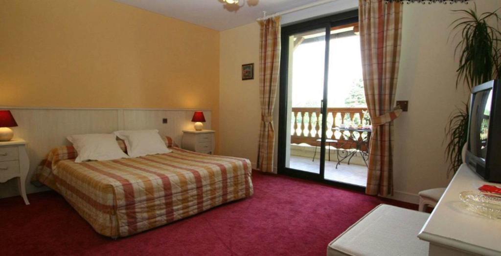 Chateau La Fleunie - Hotel Et Restaurant Condat-sur-Vezere Room photo