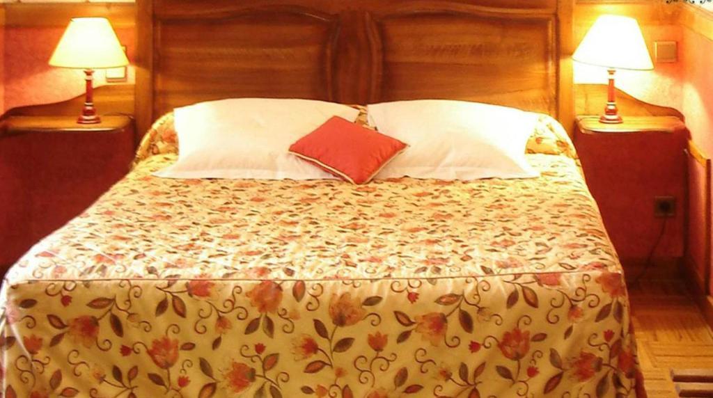 Chateau La Fleunie - Hotel Et Restaurant Condat-sur-Vezere Room photo