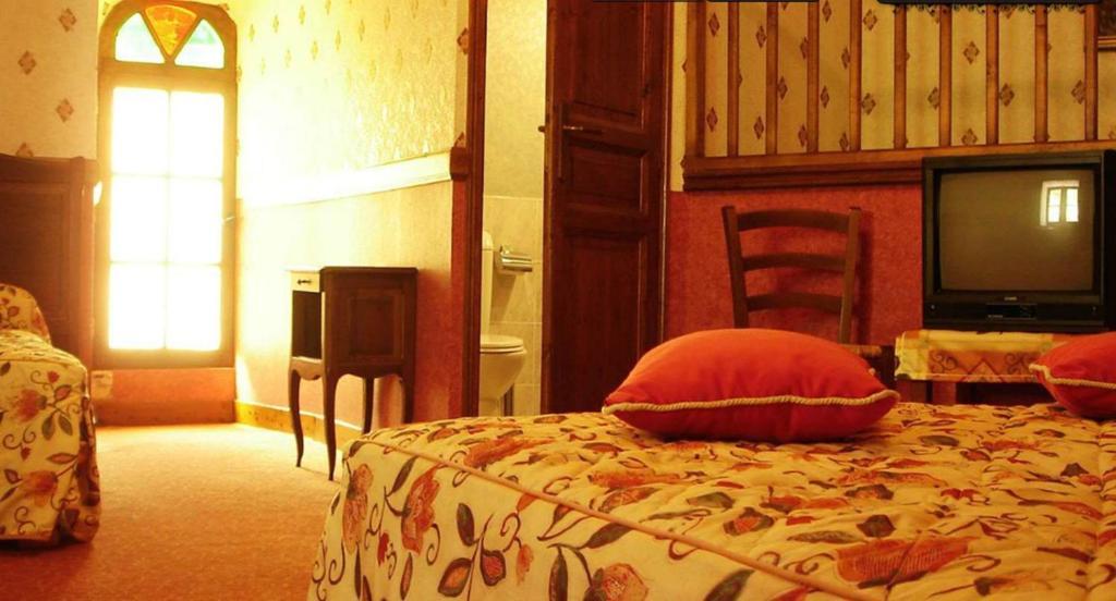 Chateau La Fleunie - Hotel Et Restaurant Condat-sur-Vezere Room photo