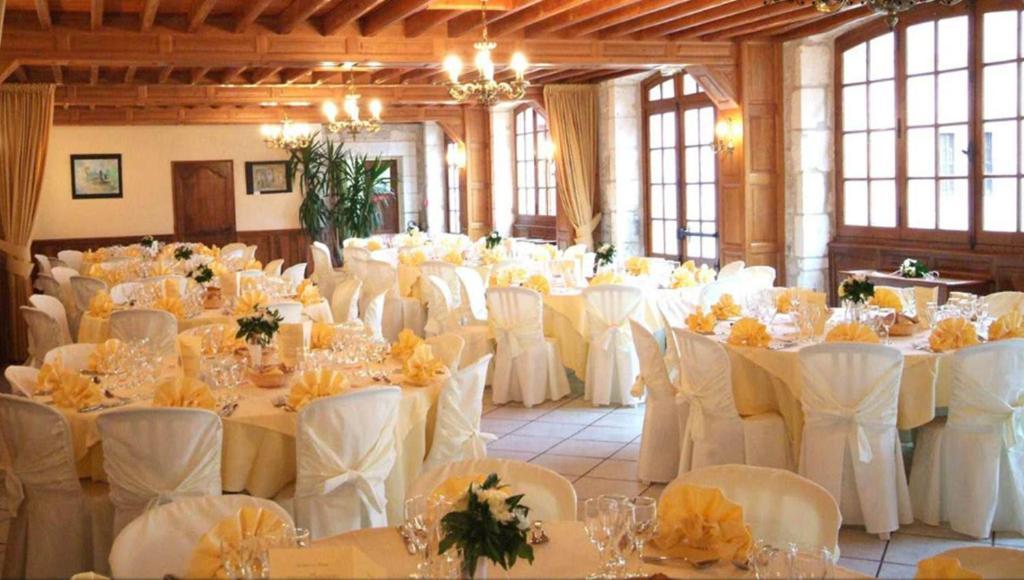Chateau La Fleunie - Hotel Et Restaurant Condat-sur-Vezere Exterior photo